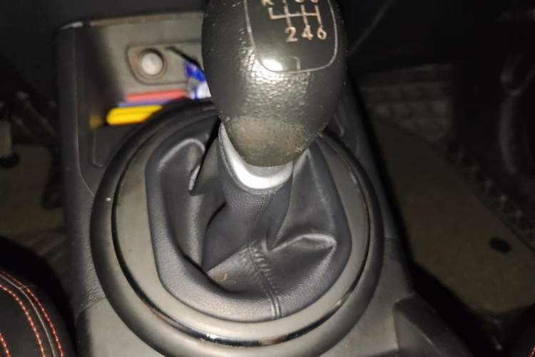 Used Kia Sportage R 2014 2.0L Manual Two-Wheel Drive GL Trim Gear Lever