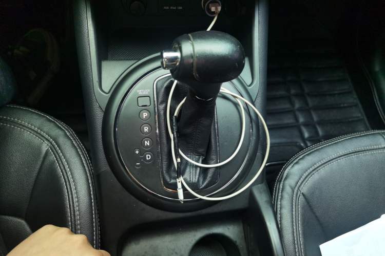 Used Kia Sportage R 2014 2.0L Automatic Two-Wheel Drive GLS Trim Gear Lever