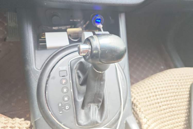 Used Kia Sportage R 2014 2.0L Automatic Two-Wheel Drive GLS Trim Gear Lever