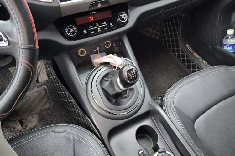 Used Kia Sportage R 2014 2.0L Manual Two-Wheel-Drive GLS Gear Lever