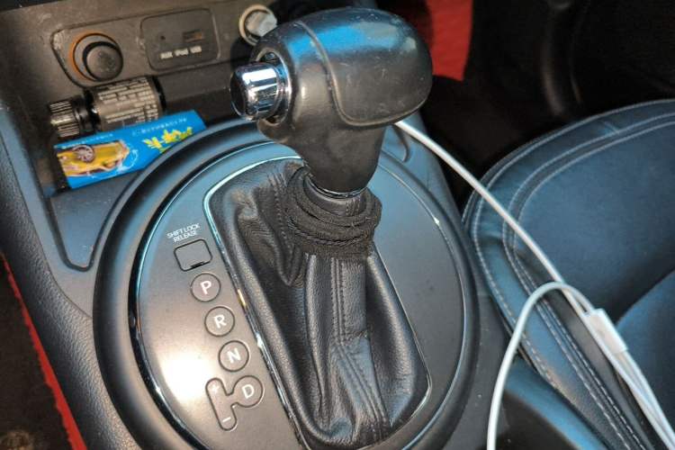 Used Kia Sportage R 2014 2.0L Automatic Two-Wheel Drive GLS Trim Gear Lever