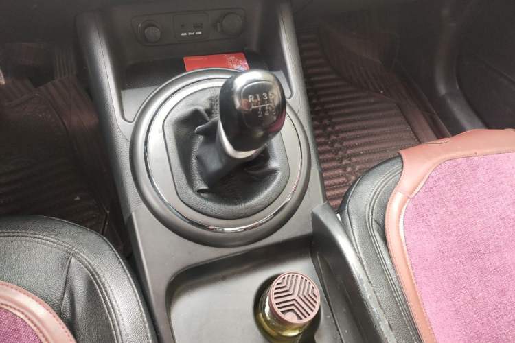 Used Kia Sportage R 2014 2.0L Manual Two-Wheel Drive GL Trim Gear Lever
