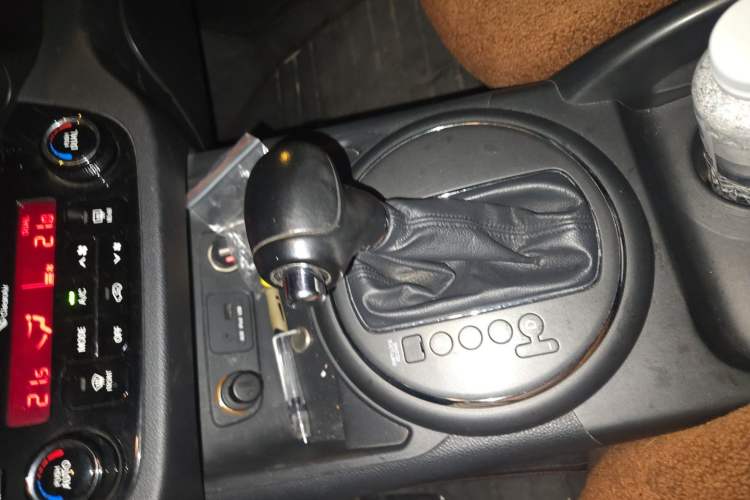 Used Kia Sportage R 2014 2.0L Automatic Two-Wheel Drive GLS Trim Gear Lever