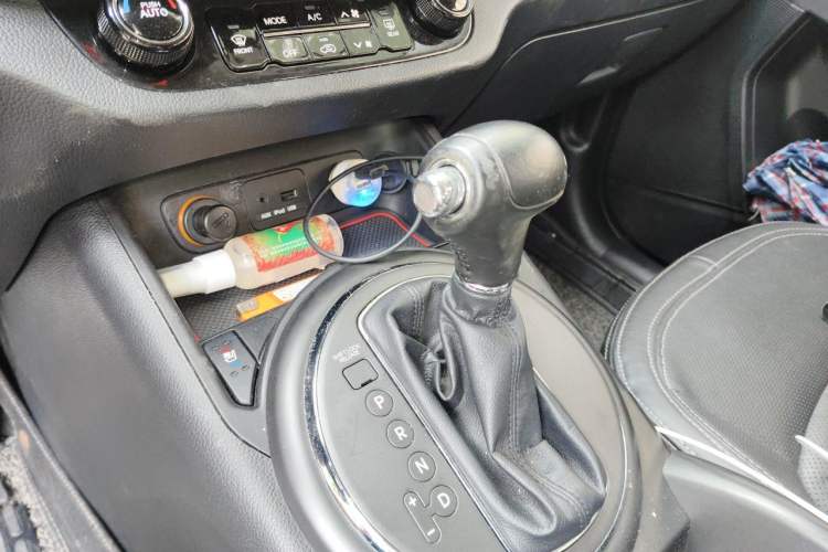 Used Kia Sportage R 2014 2.0L Automatic 4x4 GLS Gear Lever