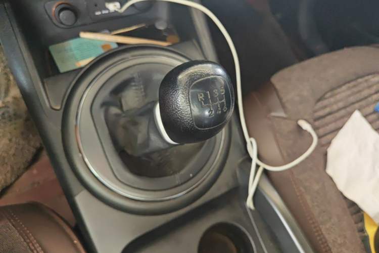 Used Kia Sportage R 2014 2.0L Manual Two-Wheel-Drive GLS Gear Lever