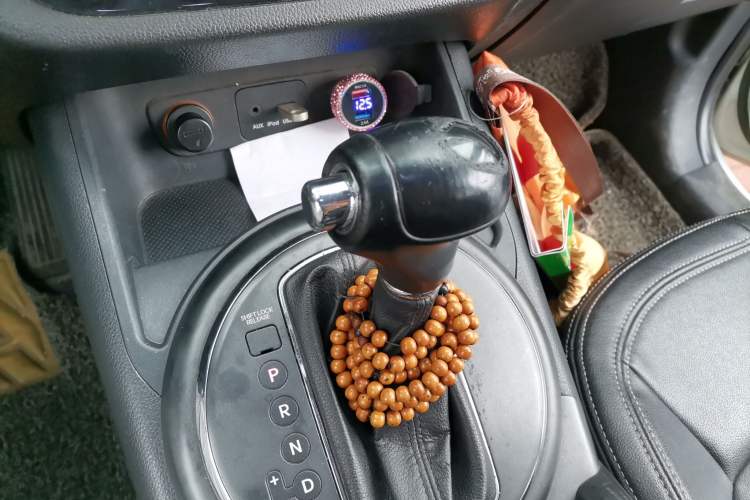 Used Kia Sportage R 2014 2.0L Automatic Two-Wheel Drive GLS Trim Gear Lever