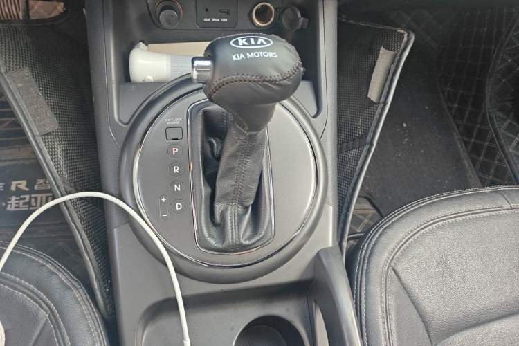 Used Kia Sportage R 2014 2.0L Automatic Two-Wheel Drive GLS Trim Gear Lever