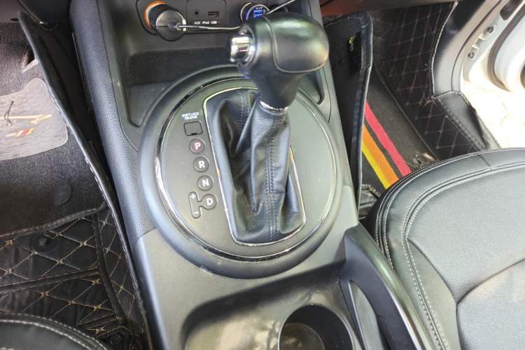 Used Kia Sportage R 2014 2.0L Automatic Two-Wheel Drive GLS Trim Gear Lever
