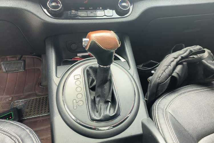 Used Kia Sportage R 2014 2.0L Automatic Two-Wheel Drive GLS Trim Gear Lever