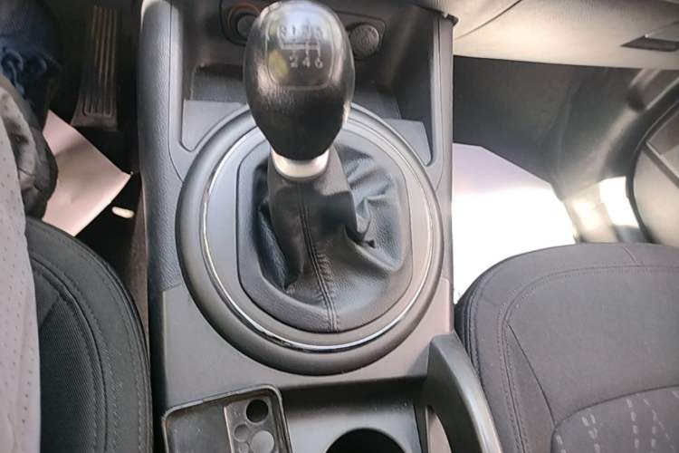 Used Kia Sportage R 2014 2.0L Manual Two-Wheel Drive GL Trim Gear Lever