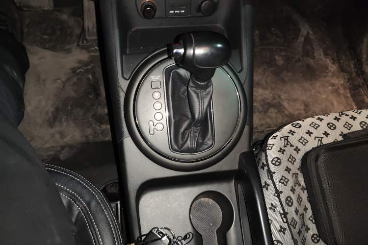 Used Kia Sportage R 2014 2.0L Automatic Two-Wheel Drive GLS Trim Gear Lever