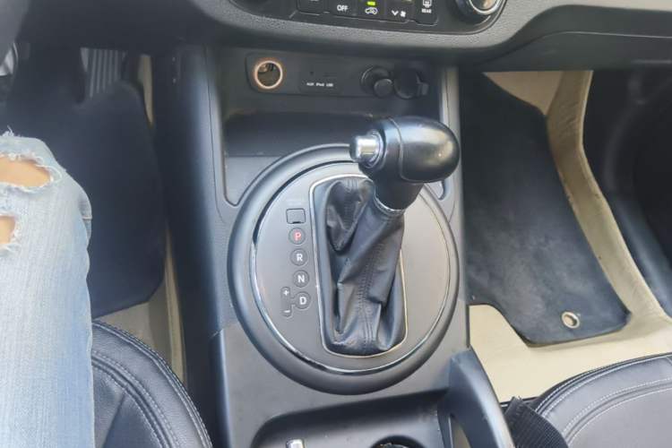 Used Kia Sportage R 2014 2.0L Automatic Two-Wheel Drive GLS Trim Gear Lever