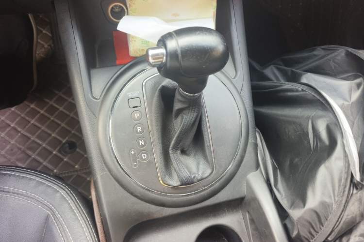 Used Kia Sportage R 2014 2.0L Automatic Two-Wheel Drive GLS Trim Gear Lever