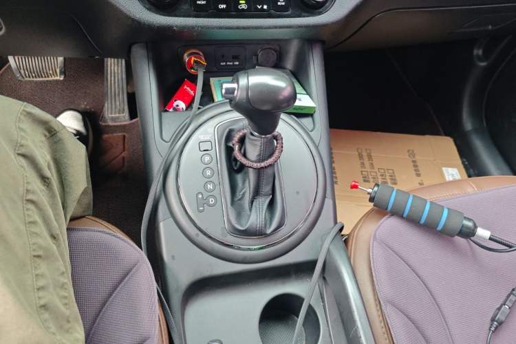 Used Kia Sportage R 2014 2.0L Automatic Two-Wheel Drive DLX Gear Lever
