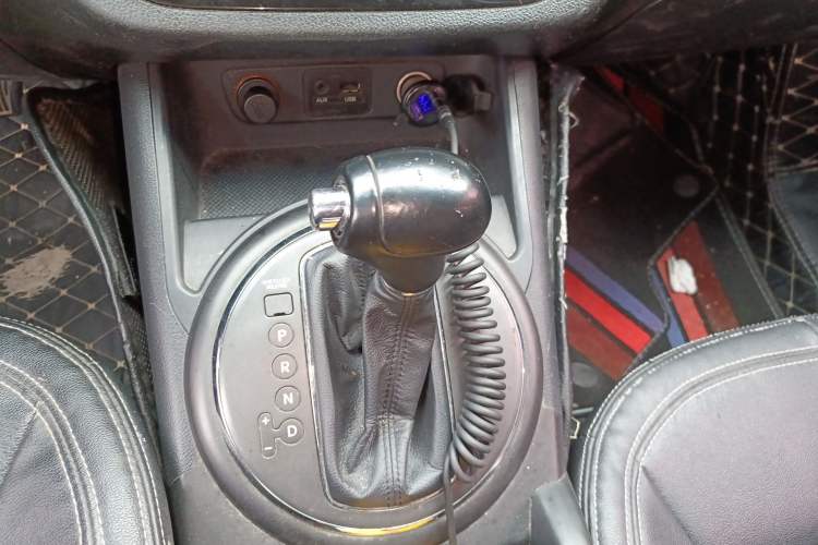 Used Kia Sportage R 2014 2.0L Automatic Two-Wheel Drive GLS Trim Gear Lever