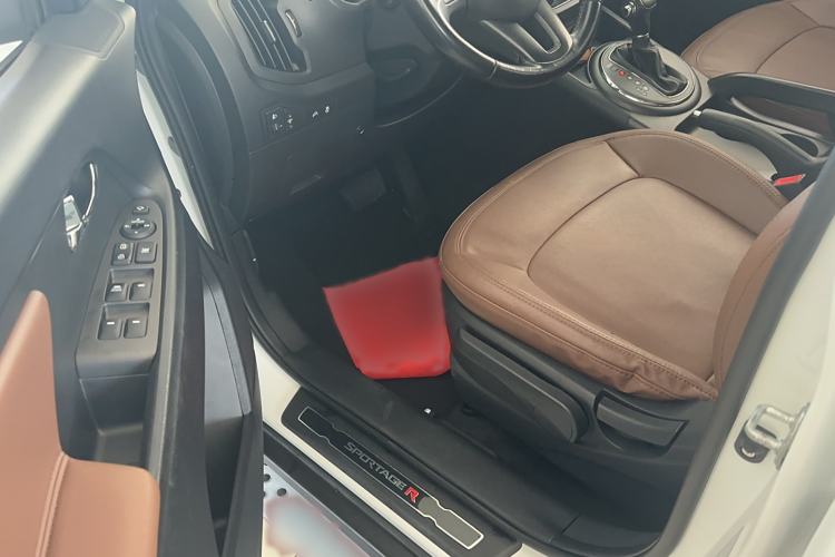 Used Kia Sportage R 2014 2.0L Automatic Two-Wheel Drive GLS Trim Interior 2