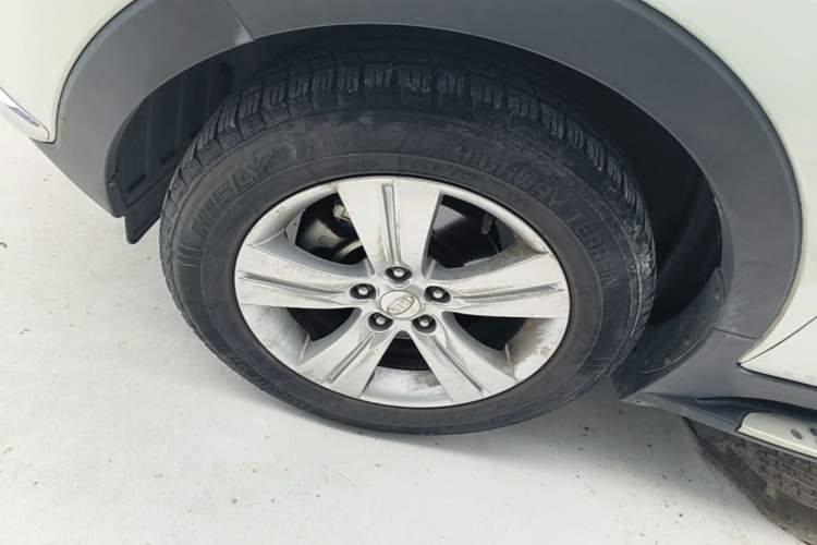 Used Kia Sportage R 2014 2.0L Automatic Two-Wheel Drive GLS Trim Left Front Wheel Hub
