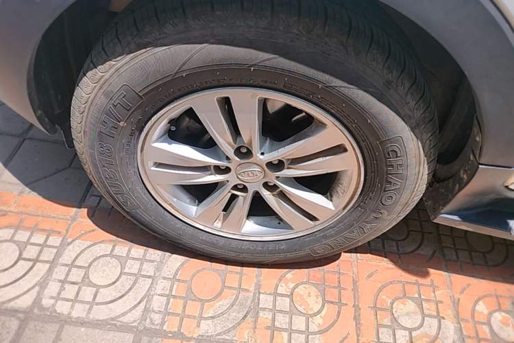 Used Kia Sportage R 2014 2.0L Manual Two-Wheel Drive GL Trim Left Front Wheel Hub
