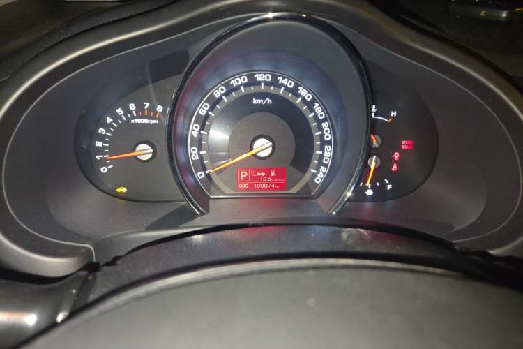 Used Kia Sportage R 2014 2.0L Automatic Two-Wheel Drive GLS Trim Odometer Close Up