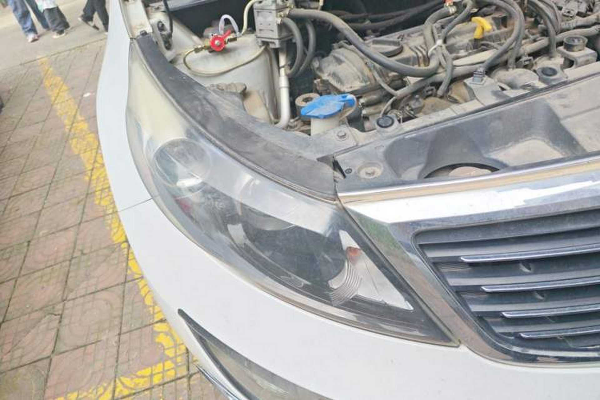 Used Kia Sportage R 2014 2.0L Automatic Two-Wheel Drive GLS Trim Right Front Headlight