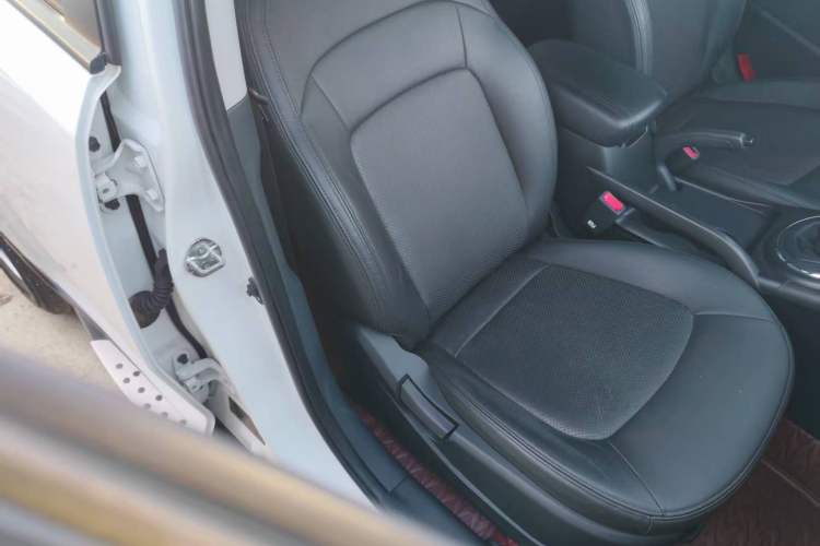 Used Kia Sportage R 2014 2.0L Manual Two-Wheel Drive GL Trim Right Front Seat