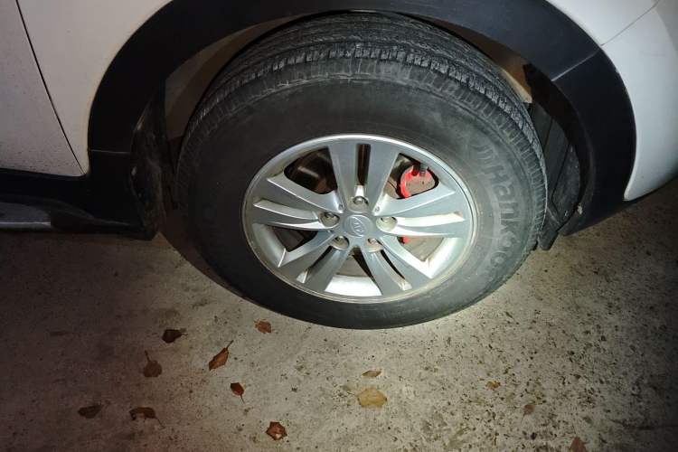 Used Kia Sportage R 2014 2.0L Manual Two-Wheel Drive GL Trim Right Front Wheel Hub