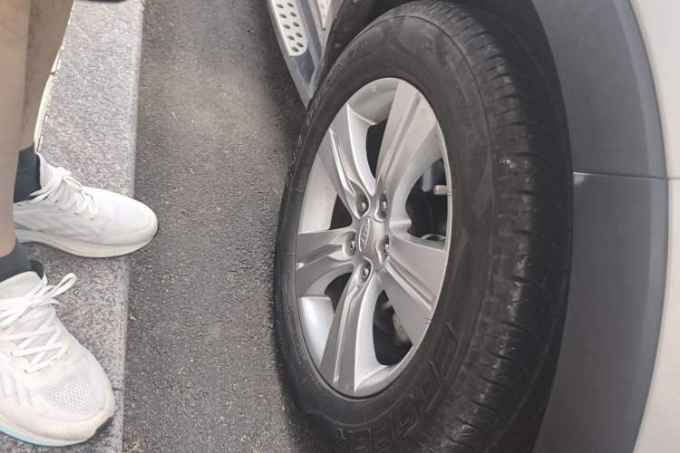 Used Kia Sportage R 2014 2.0L Manual Two-Wheel-Drive GLS Right Front Wheel Hub
