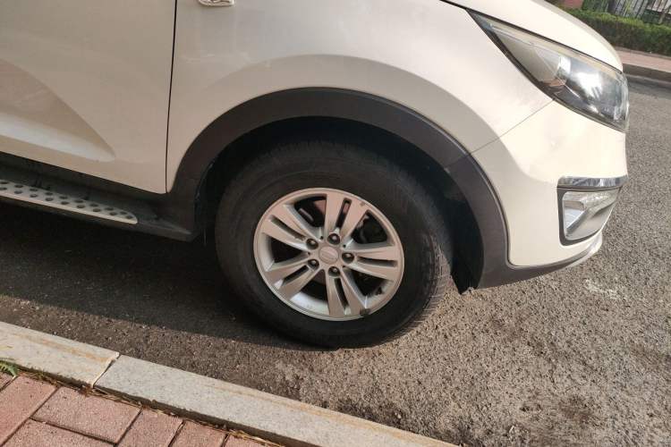 Used Kia Sportage R 2014 2.0L Manual Two-Wheel Drive GL Trim Right Front Wheel Hub