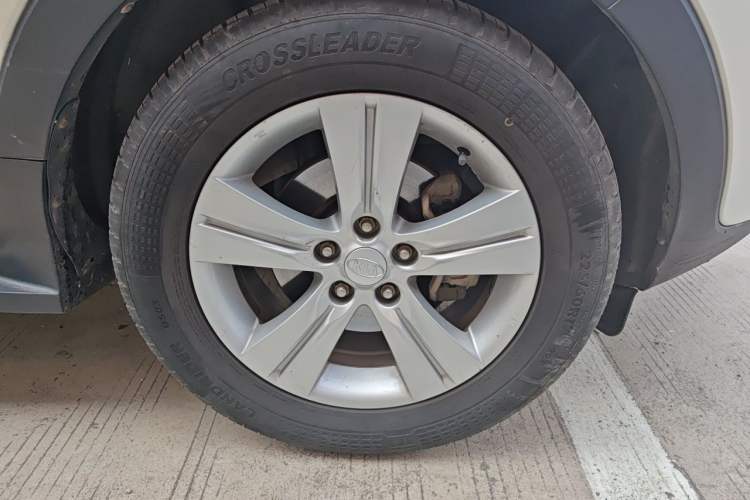 Used Kia Sportage R 2014 2.0L Manual Two-Wheel-Drive GLS Right Front Wheel Hub