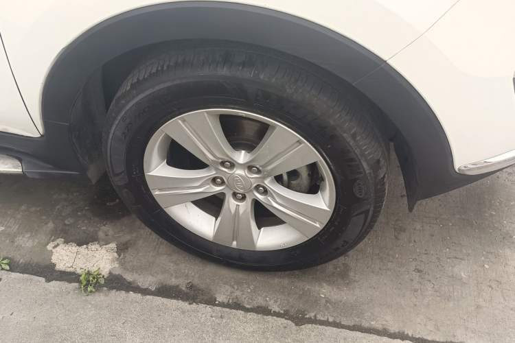 Used Kia Sportage R 2014 2.0L Automatic Two-Wheel Drive GLS Trim Right Front Wheel Hub