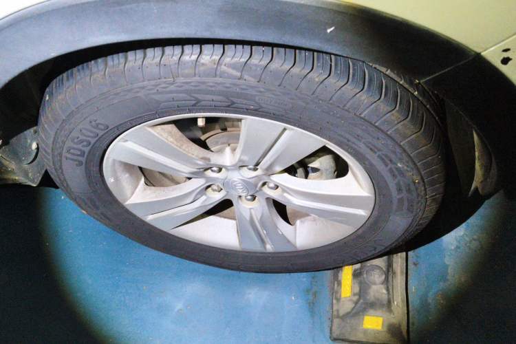 Used Kia Sportage R 2014 2.0L Automatic Two-Wheel Drive GLS Trim Right Front Wheel Hub