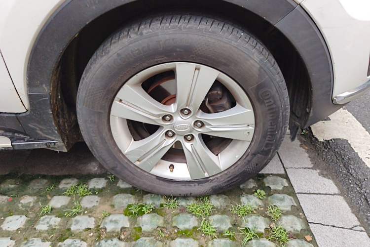 Used Kia Sportage R 2014 2.0L Manual Two-Wheel-Drive GLS Right Front Wheel Hub