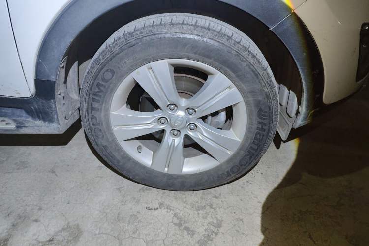 Used Kia Sportage R 2014 2.0L Automatic Two-Wheel Drive GLS Trim Right Front Wheel Hub