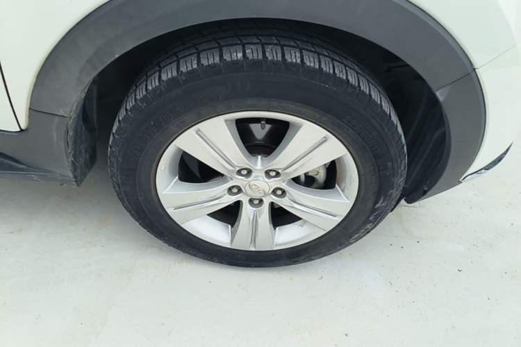 Used Kia Sportage R 2014 2.0L Automatic Two-Wheel Drive GLS Trim Right Rear Wheel Hub