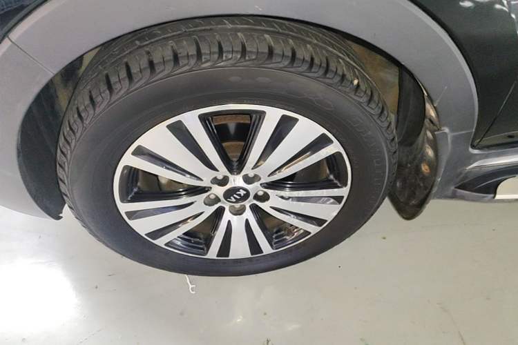Used Kia Sportage R 2015 2.0L Automatic Two-Wheel Drive DLX Model Left Front Wheel Hub
