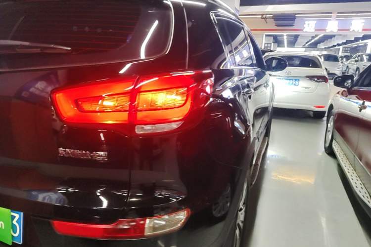 Used Kia Sportage R 2015 2.0L Automatic Two-Wheel Drive DLX Model Right Rear Taillight