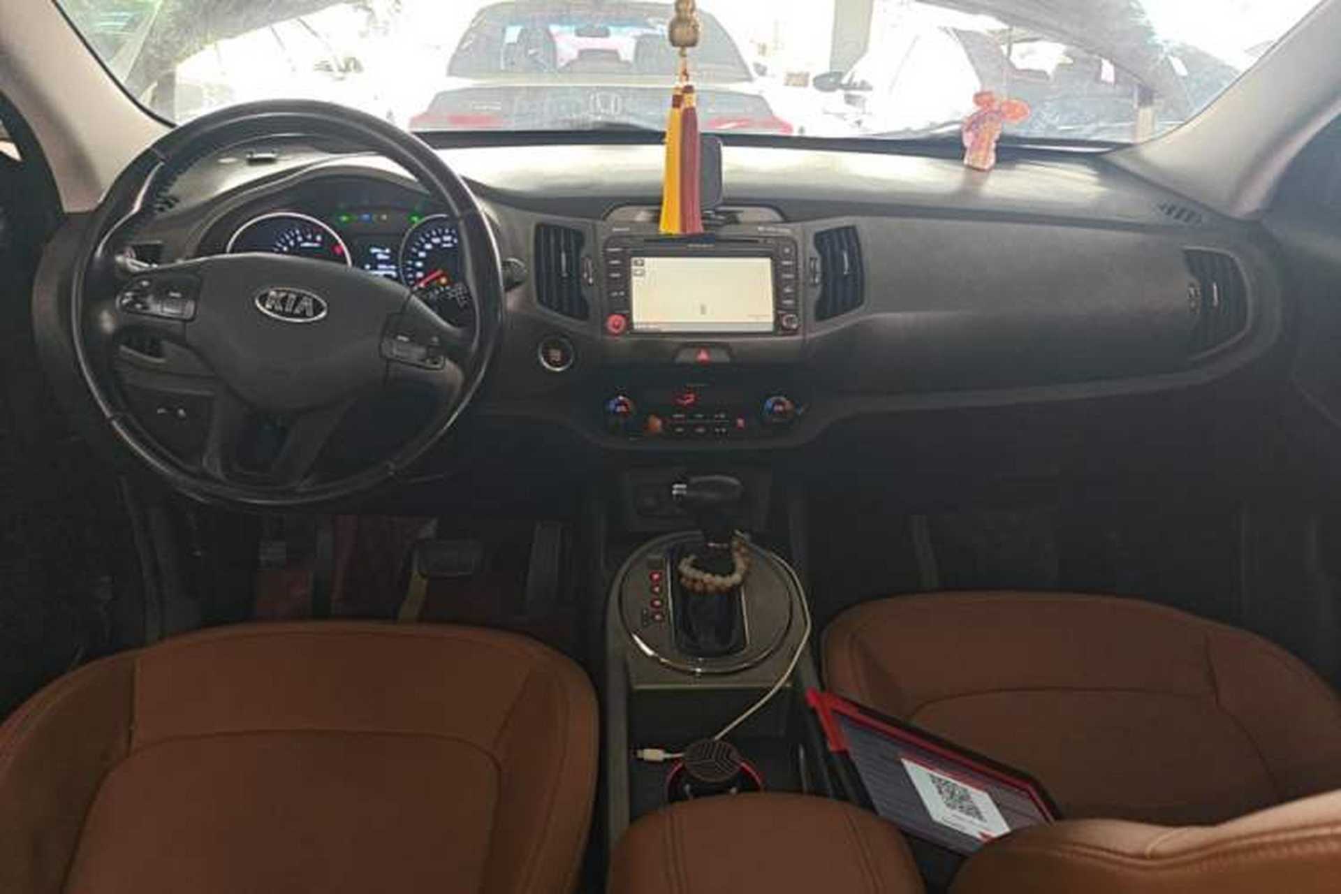 Used Kia Sportage R 2015 2.0L Automatic Two-Wheel Drive GLS Center Console