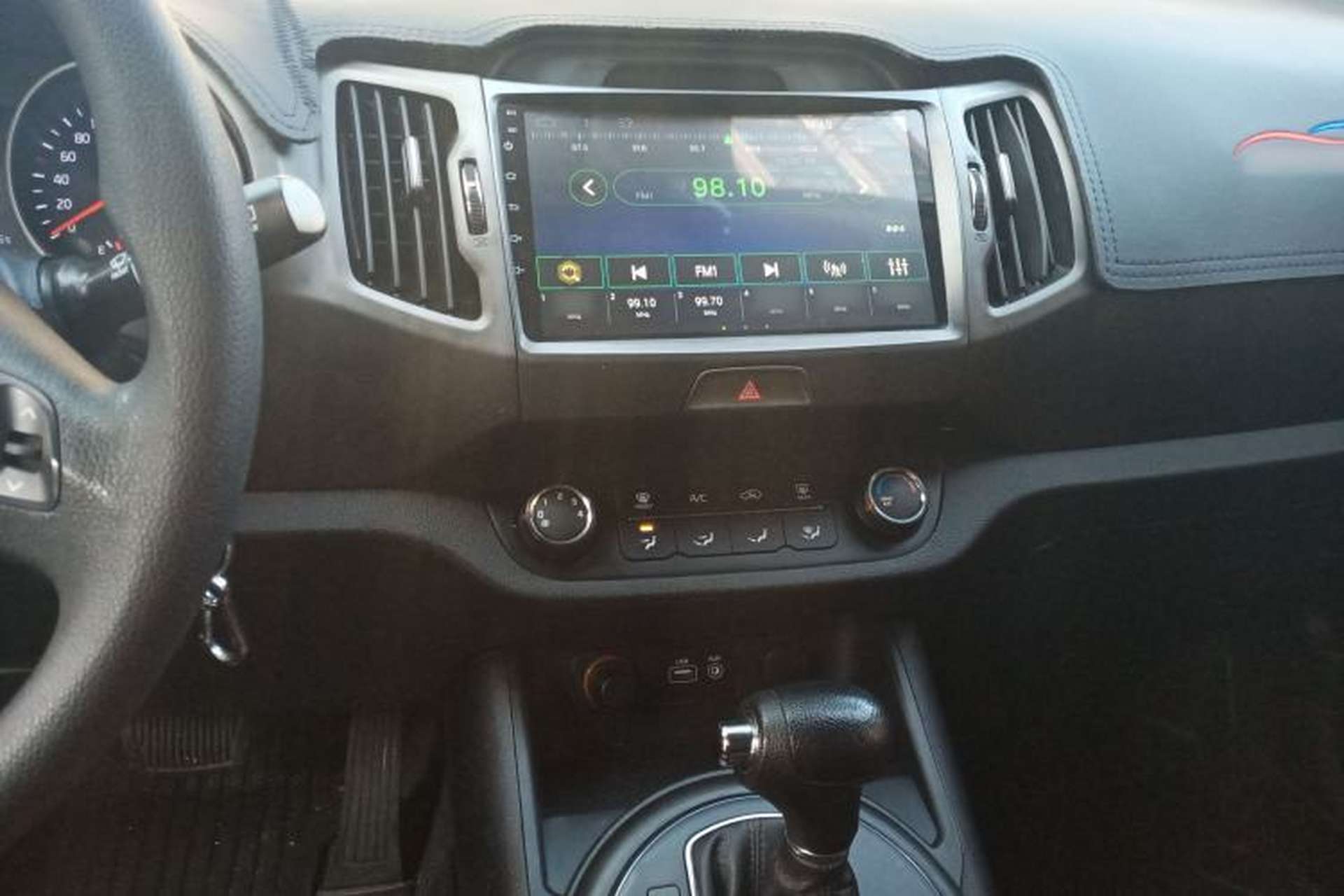 Used Kia Sportage R 2015 2.0L Automatic Two-Wheel Drive GL Center Console