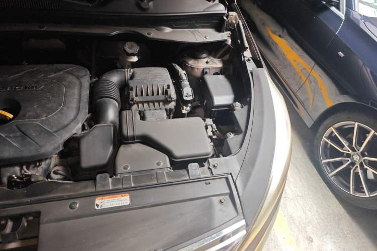 Used Kia Sportage R 2015 2.0L Automatic Two-Wheel Drive DLX Model Engine Bay Left