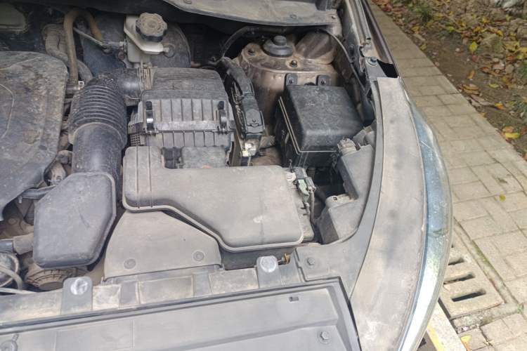 Used Kia Sportage R 2015 2.0L Automatic Two-Wheel Drive DLX Model Engine Bay Left