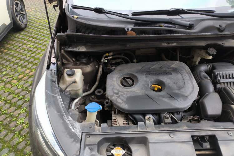 Used Kia Sportage R 2015 2.0L Automatic Two-Wheel Drive DLX Model Engine Bay Right