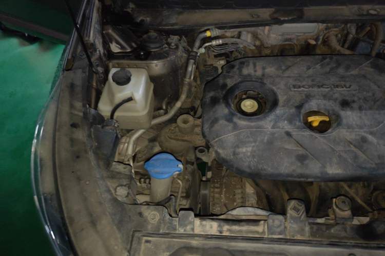 Used Kia Sportage R 2015 2.0L Automatic Two-Wheel Drive DLX Model Engine Bay Right