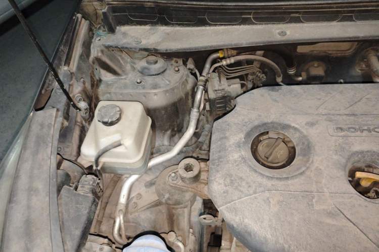 Used Kia Sportage R 2015 2.0L Automatic Two-Wheel Drive DLX Model Engine Bay Right