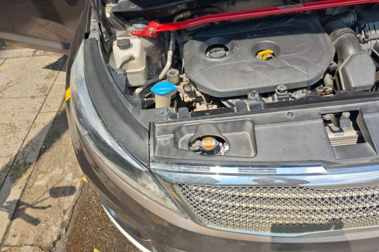 Used Kia Sportage R 2015 2.0L Automatic Two-Wheel Drive DLX Model Engine Bay Right