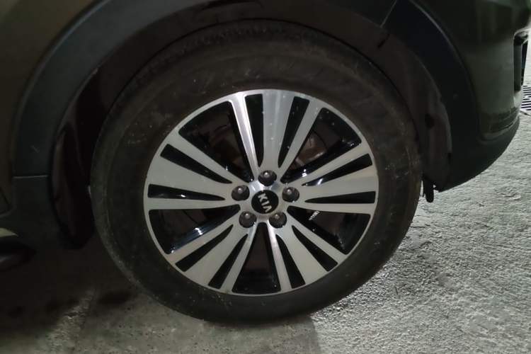 Used Kia Sportage R 2015 2.0L Automatic Two-Wheel Drive DLX Model Exterior 1
