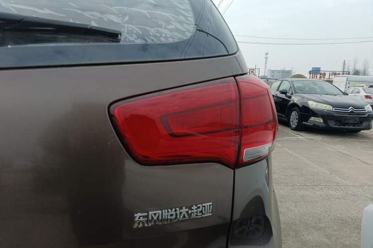 Used Kia Sportage R 2015 2.0L Automatic Two-Wheel Drive DLX Model Exterior 6