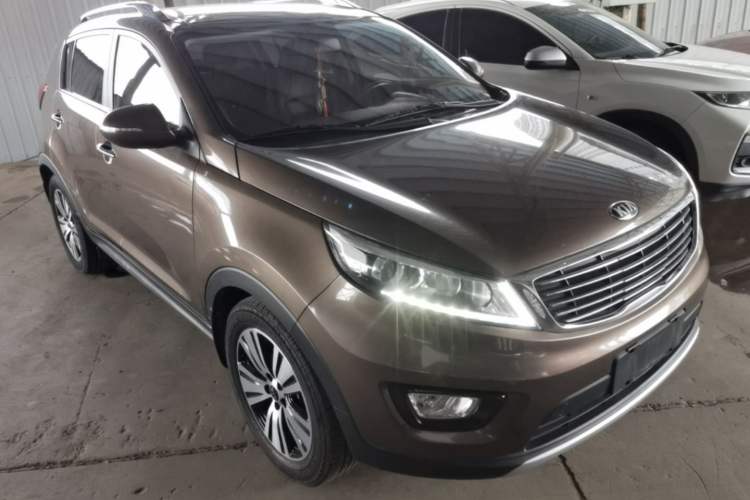 Used Kia Sportage R 2015 2.0L Automatic Two-Wheel Drive DLX Model Front Right 45 Deg