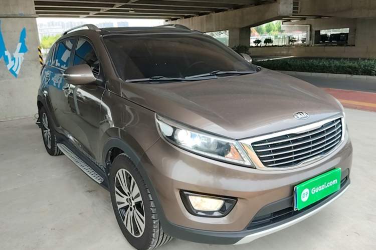 Used Kia Sportage R 2015 2.0L Automatic Two-Wheel Drive DLX Model Front Right 45 Deg