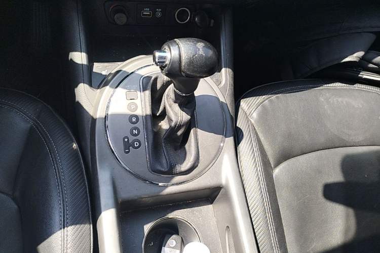 Used Kia Sportage R 2015 2.0L Automatic Two-Wheel Drive DLX Model Gear Lever