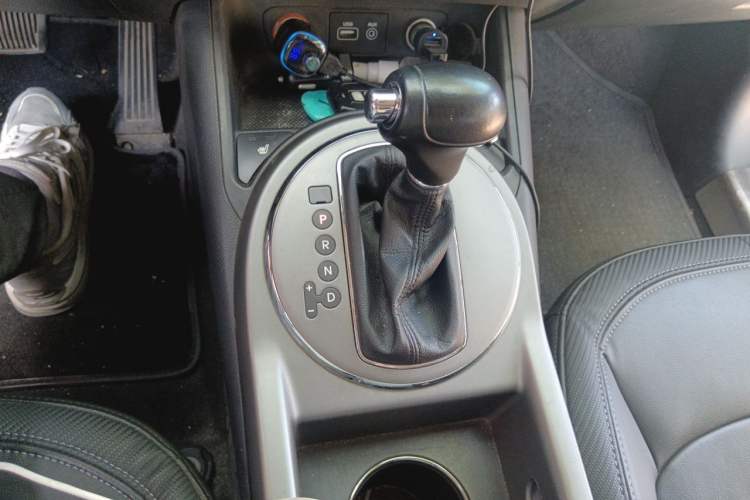 Used Kia Sportage R 2015 2.0L Automatic Two-Wheel Drive DLX Model Gear Lever